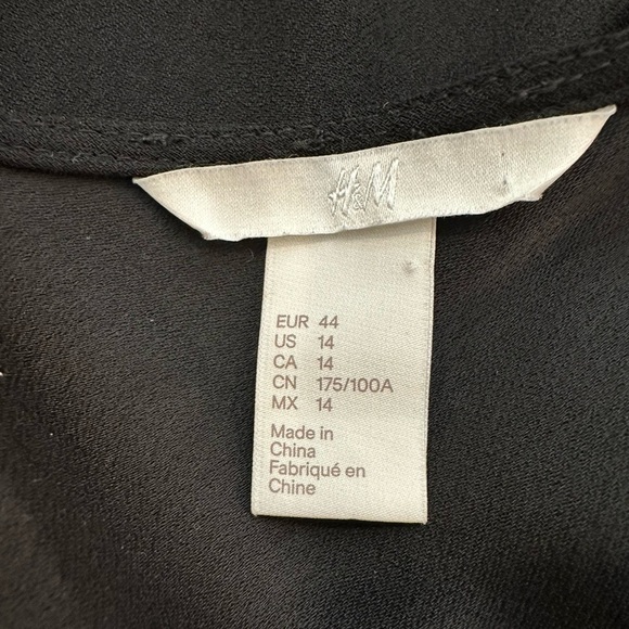 Elegant Black Sleeveless Dress - Picture 12 of 12